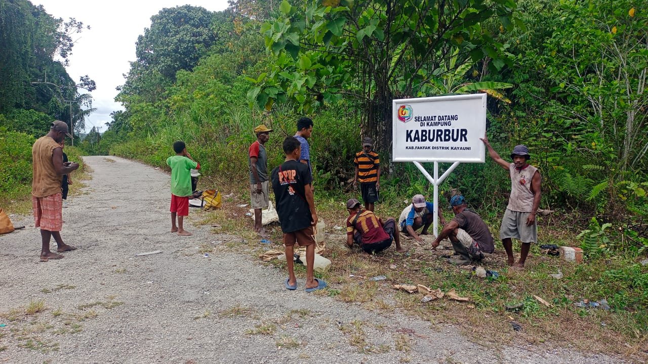Perkuat Identitas Wilayah, Kampung Kabarbur Pasang Papan Nama Kampung atas Dukungan Kepala Distrik Kayauni