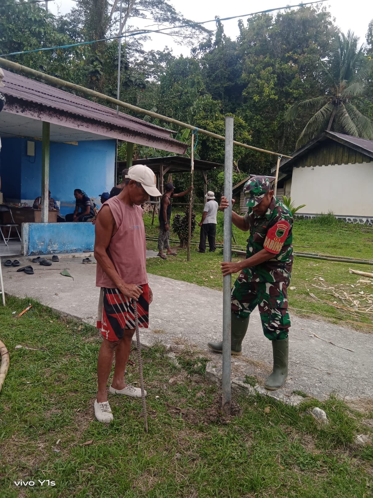 Babinsa Fakfak Timur Bersama Aparat Distrik dan Kampung Gotong Royong Sambut Tim Ekspedisi Patriot