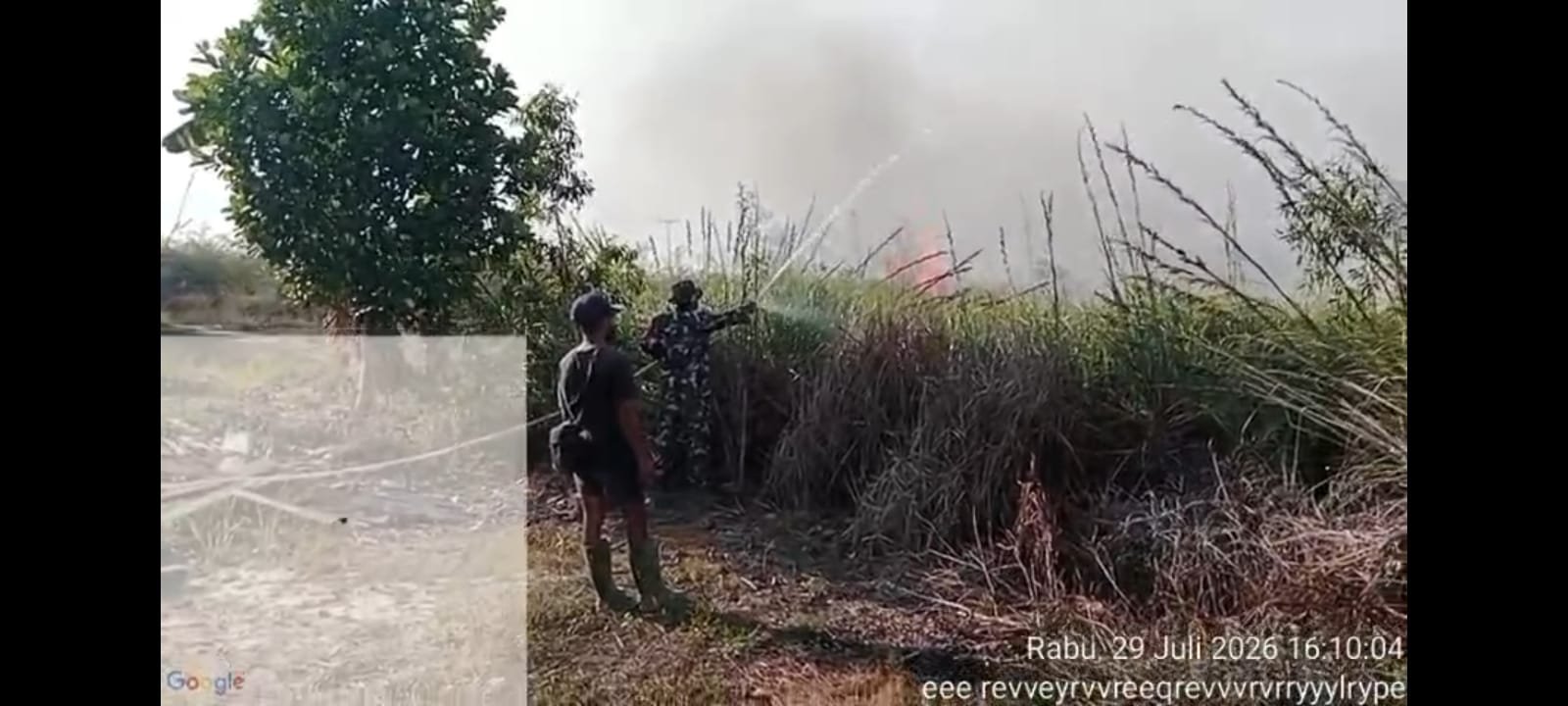 Babinsa Koramil 1803-06/Tomage Sigap Padamkan Kebakaran Lahan Gambut Bersama Warga di Kampung Wammar