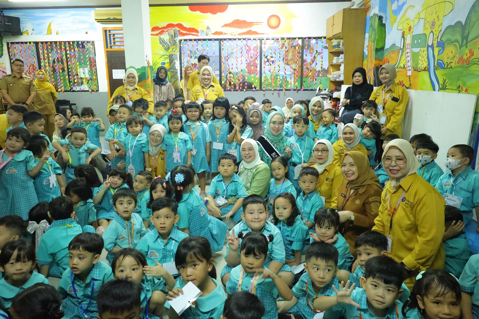 Cara Membantu Anak Nyaman di Lingkungan Sekolah Baru
