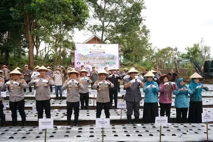 Kapolda Sumsel dan Wali Kota Pagar Alam Tanam Perdana Bawang Putih