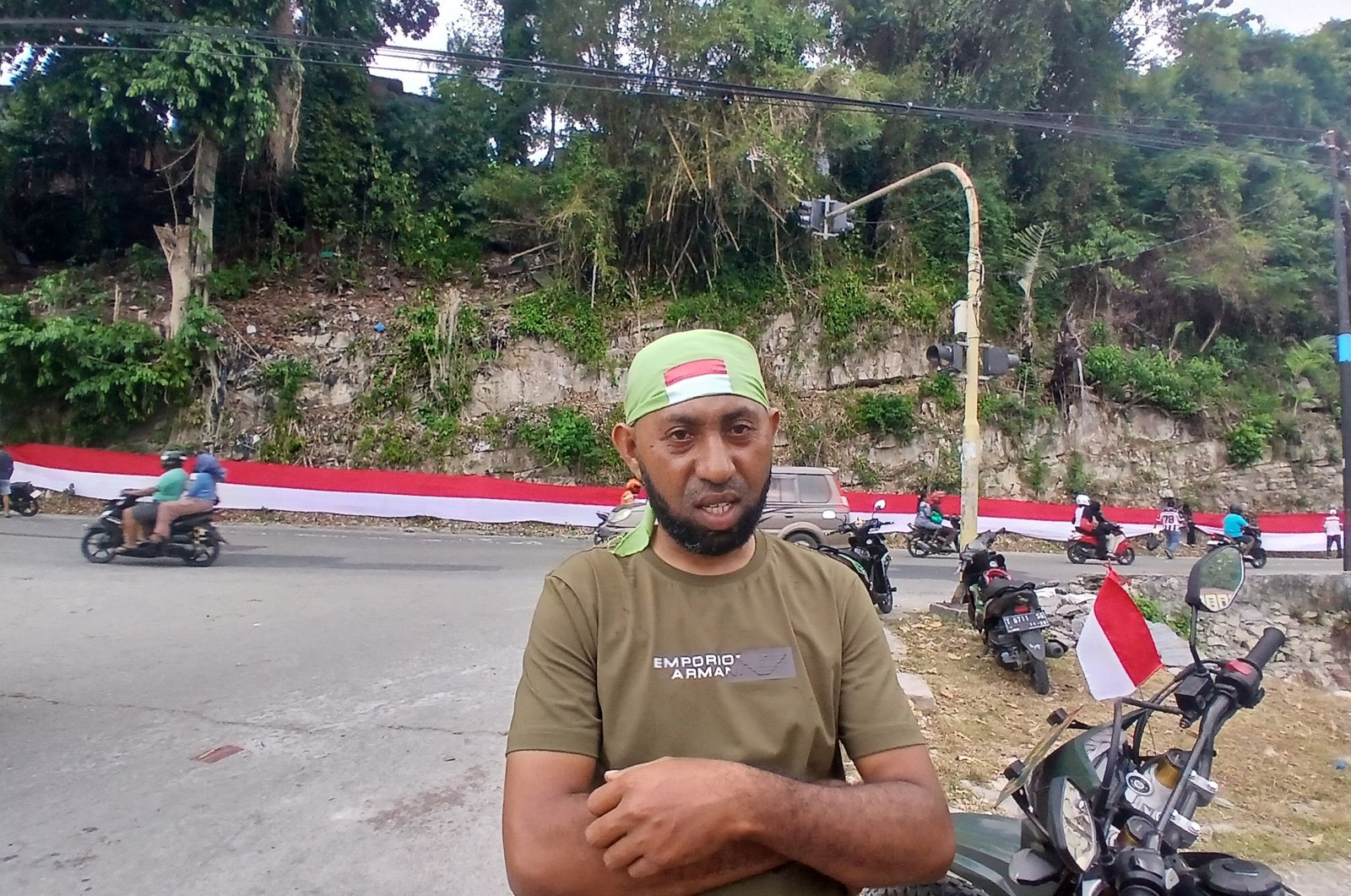 Ali Sagara Ajak Warga Fakfak Kobarkan Semangat Merah Putih Lewat Pembentangan Bendera 1.200 Meter