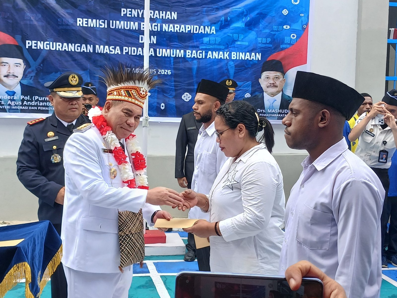 HUT ke-81 RI, Bupati Fakfak Serahkan Remisi kepada 60 Narapidana, Satu Orang Langsung Bebas