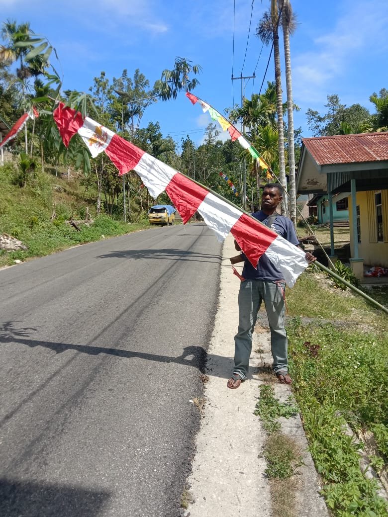 Semarak HUT RI ke-81, Kampung Mananmur Kompak Pasang Umbul-Umbul Wujudkan Semangat Kemerdekaan
