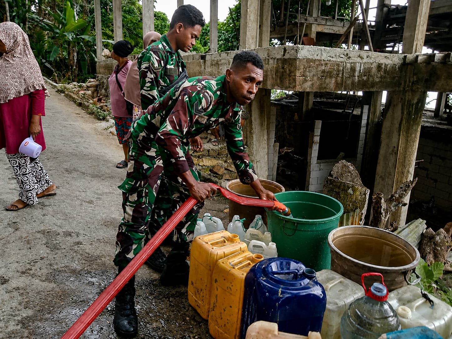 Saat Warga Kesulitan Air Bersih, Dandim Wahlin Rahman Hadir Kerahkan Personel Salurkan Bantuan