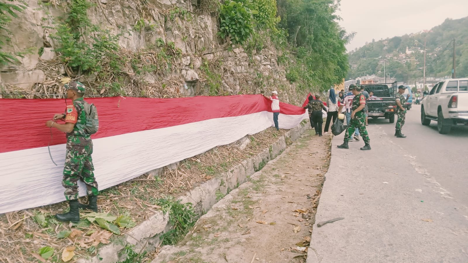 Sambut HUT Ke-81 RI, Koramil 1803-01/Fakfak Bersama PPM Bentangkan Bendera Raksasa 300 Meter