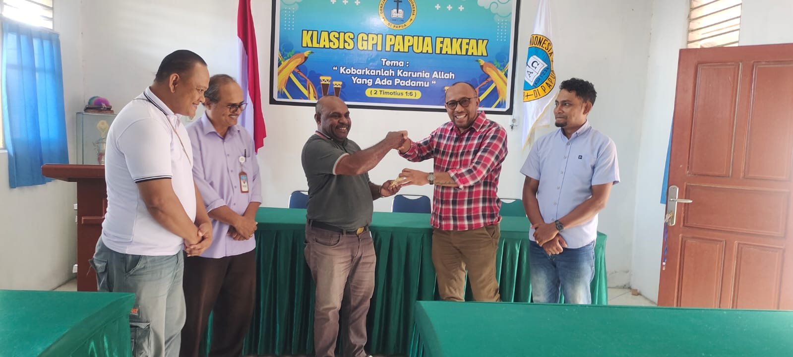 Sukseskan Raker Klasis GPI Papua Lusiperi, Obeth Rumbruren Ulurkan Bantuan Melalui DPC PDI Perjuangan Fakfak