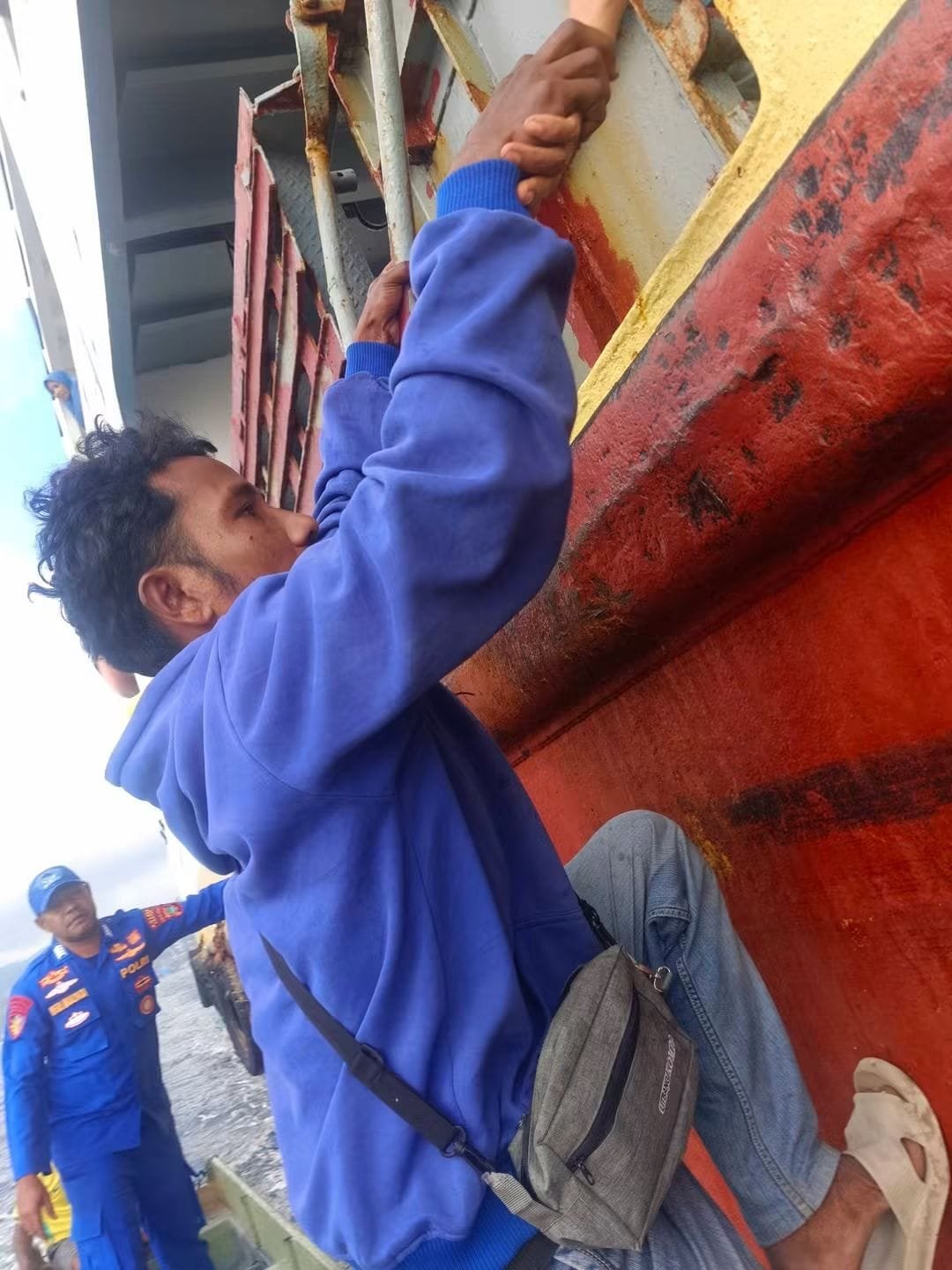 Peringati Hari Juang Polri, Polairud Polres Fakfak Evakuasi Warga Tertinggal Tol Laut di Tengah Perairan