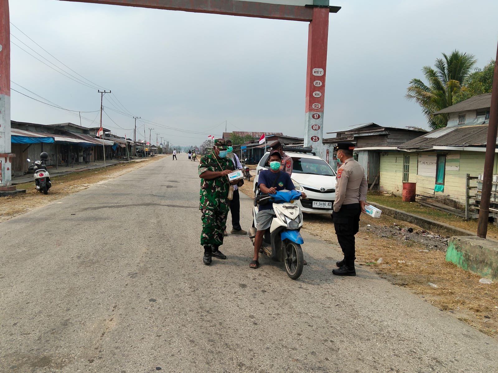 Tanggap Asap Karhutla, Sinergi TNI-Polri di Bomberay Turun Jalan Bagikan Masker untuk Warga