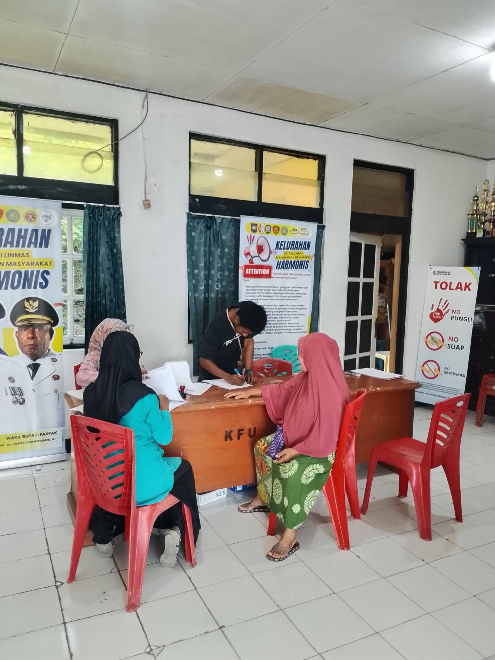 Hadir di Tengah Warga, Babinsa Kawal Bantuan Beras untuk 648 Keluarga di Fakfak Utara