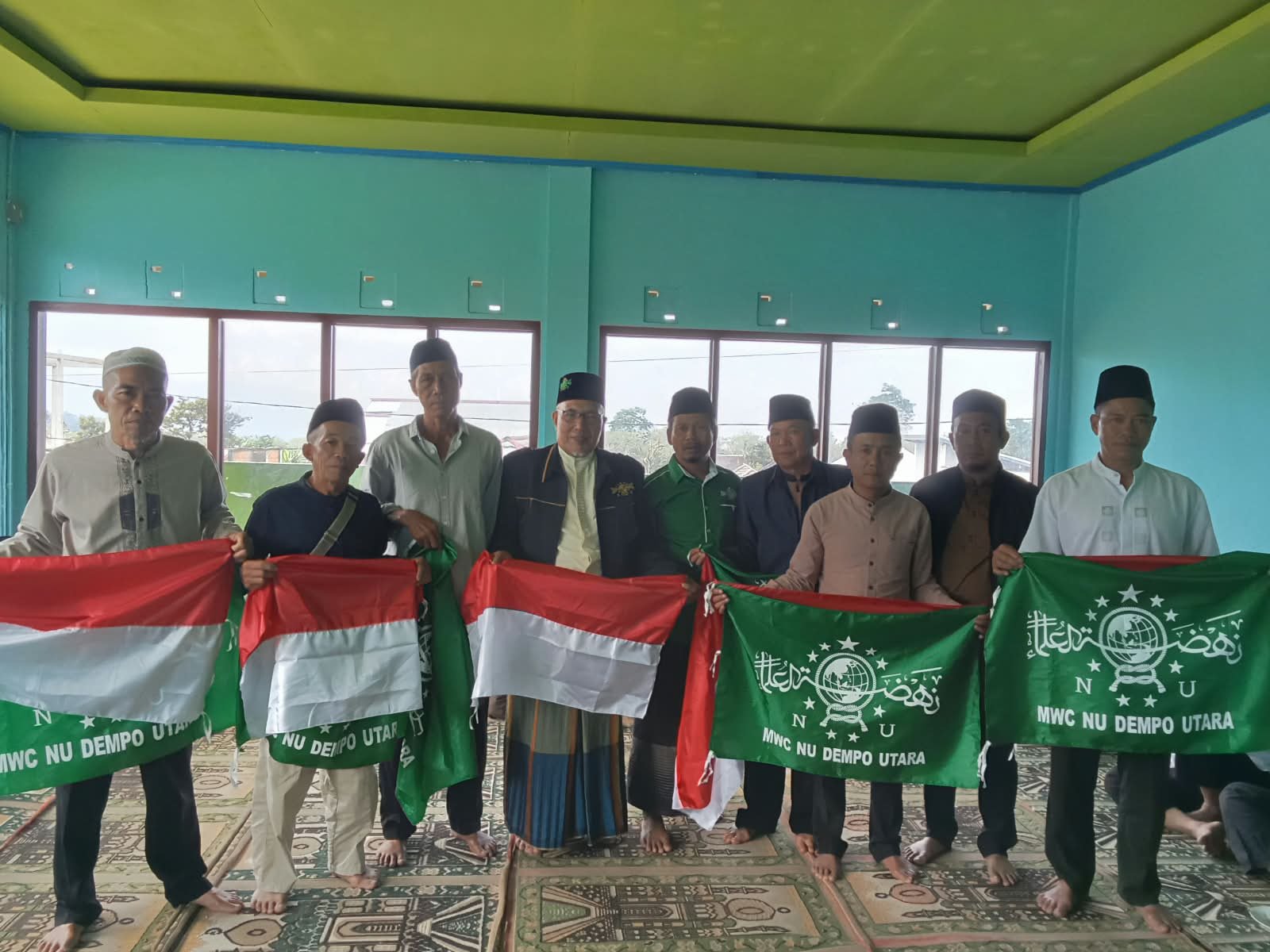 MWC NU Dempo Utara Bagikan Bendera Merah Putih, Semarakkan HUT RI ke-81
