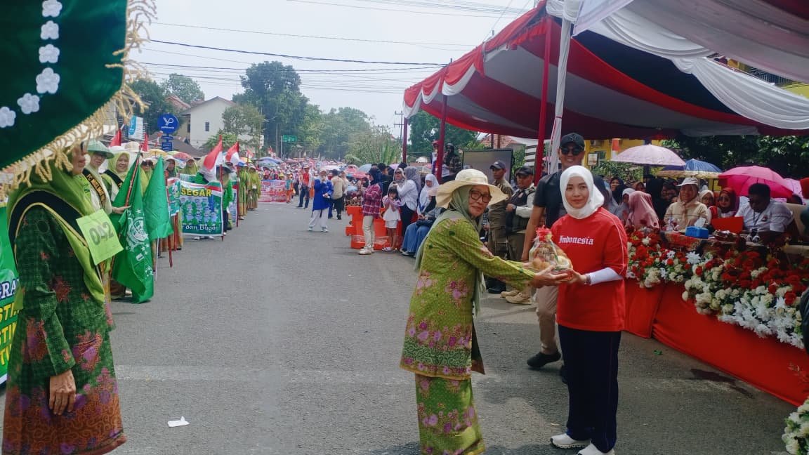 Karnaval HUT RI, Muslimat NU Pagar Alam Beri Buah Tangan untuk Ketua TP PKK