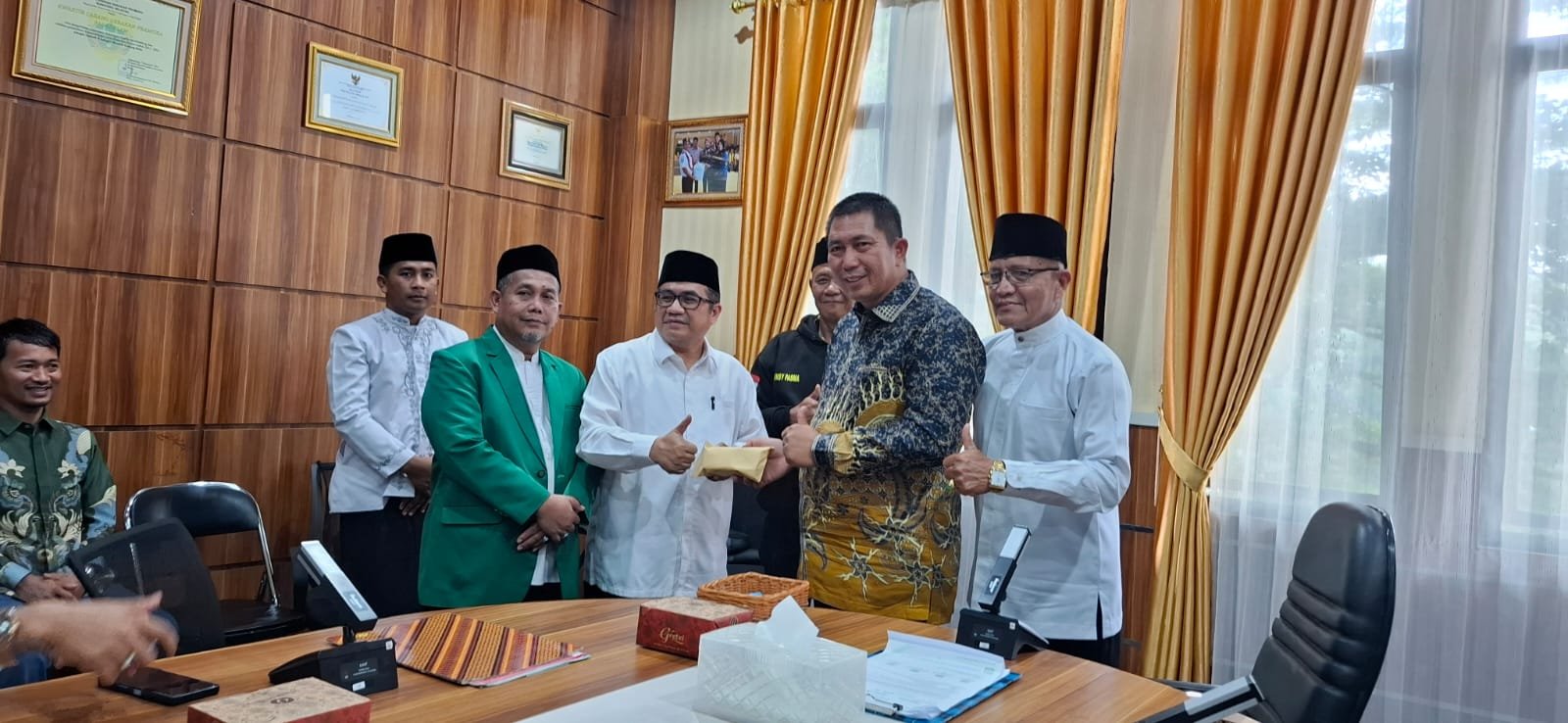 Wali Kota Pagaralam Berikan Bantuan kepada PCNU untuk Mengikuti Muktamar NU ke-35 di Jombang