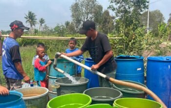 Tanggap Kekeringan, YBM PLN UID S2JB Salurkan Air Bersih untuk 94 KK di Sukamulya