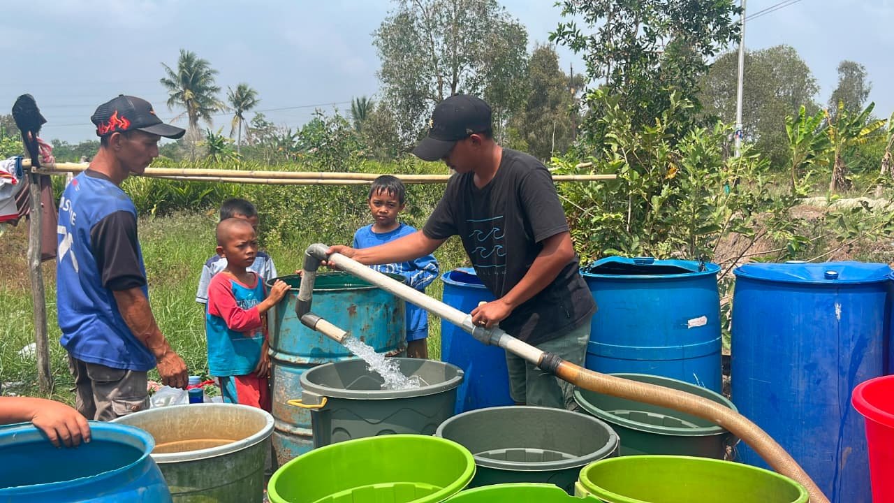 Tanggap Kekeringan, YBM PLN UID S2JB Salurkan Air Bersih untuk 94 KK di Sukamulya