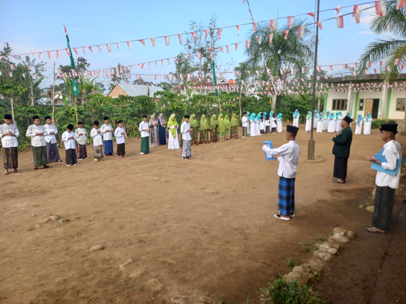 Muslimat NU Bangun Rejo Ikuti Upacara HUT RI ke-81 di Ponpes Salafiyah Darul Hikam