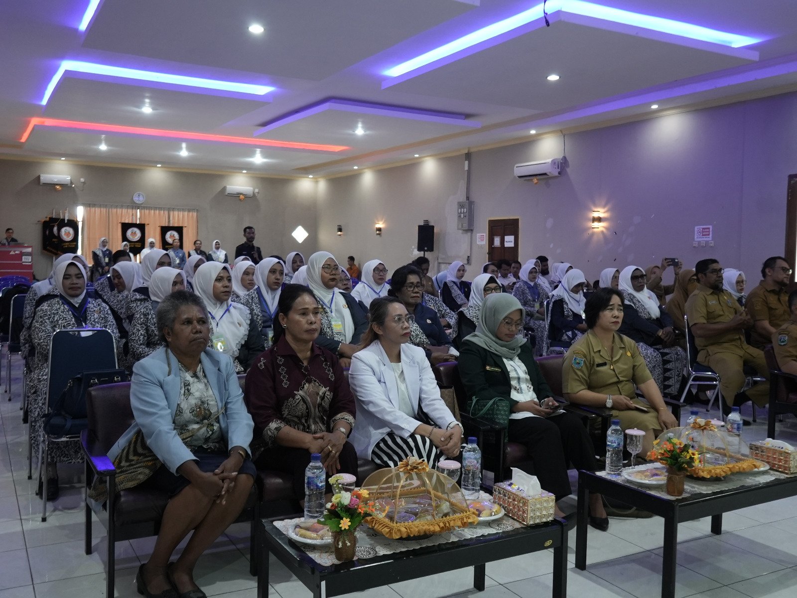 Bupati Samaun Dahlan Minta Bidan Fakfak Berinovasi Jangkau Masyarakat Pelosok