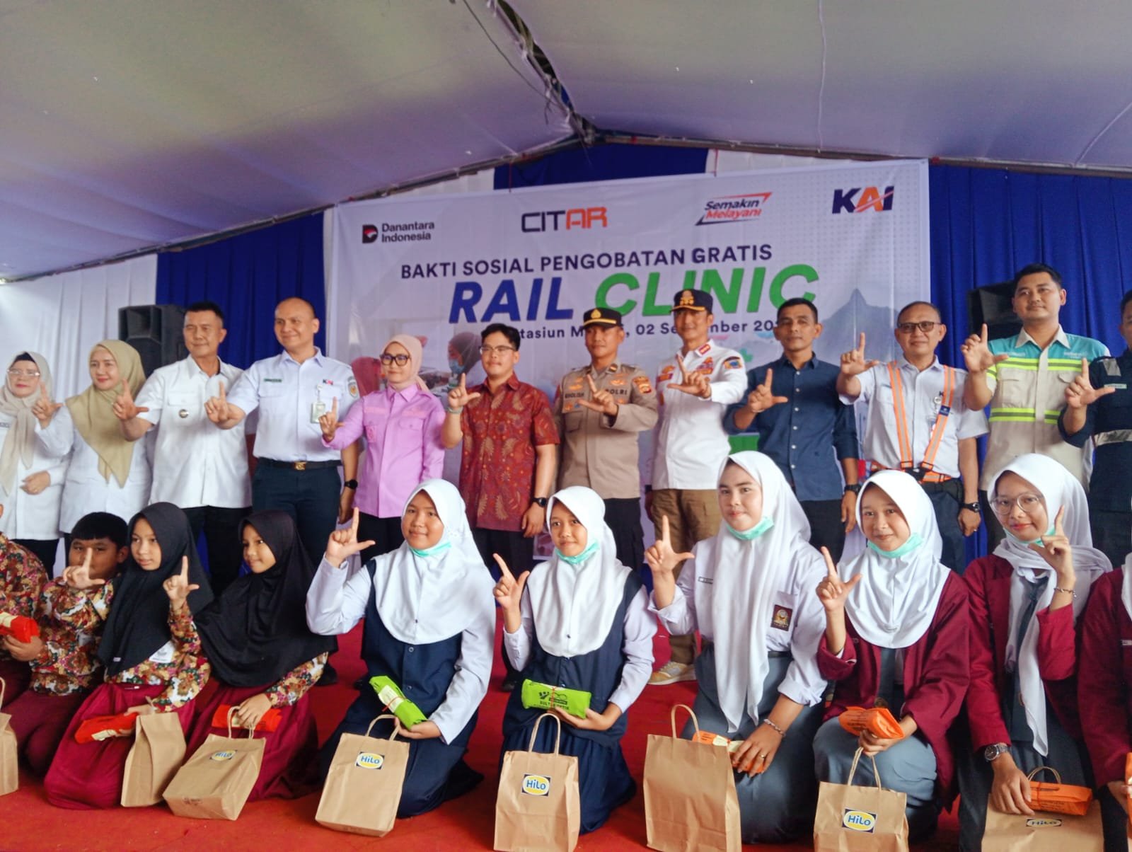 Di Tengah Kabut Asap Karhutla, PT KAI Gelar Rail Clinic Gratis di Merapi Barat