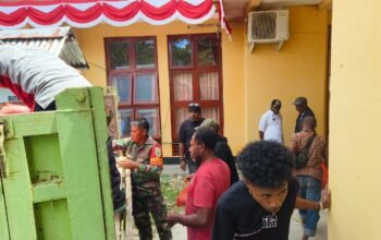 Penyaluran Sembako Dinsos kepada Warga Masyarakat Distrik Kayauni di Kawal Ketat Babinsa