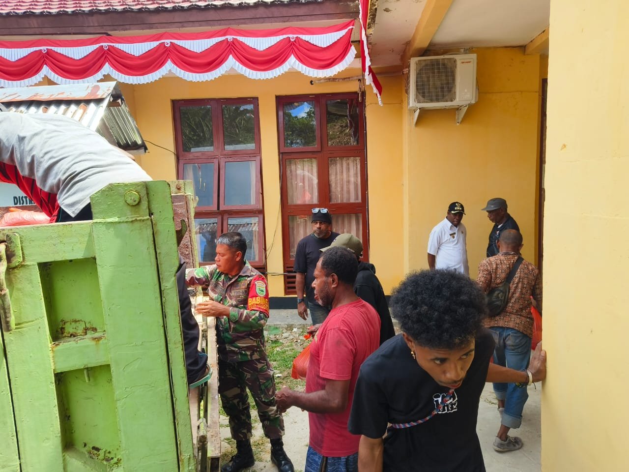 Penyaluran Sembako Dinsos kepada Warga Masyarakat Distrik Kayauni di Kawal Ketat Babinsa