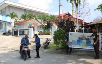 Plt Kasi Intel Kejari Fakfak Pimpin Pembgian Brosur dan Stiker Anti Korupsi ke Pengguna Jalan