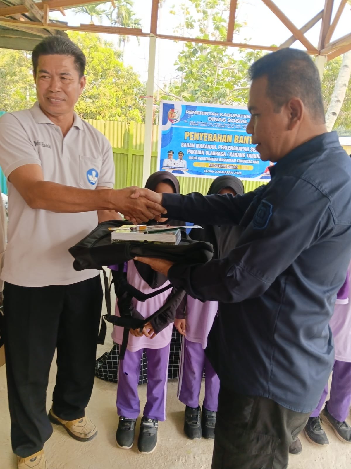 Terjang Ombak Laut, Dinsos Fakfak Antar Langsung Bansos ke 7 Kampung Terluar Distrik Karas