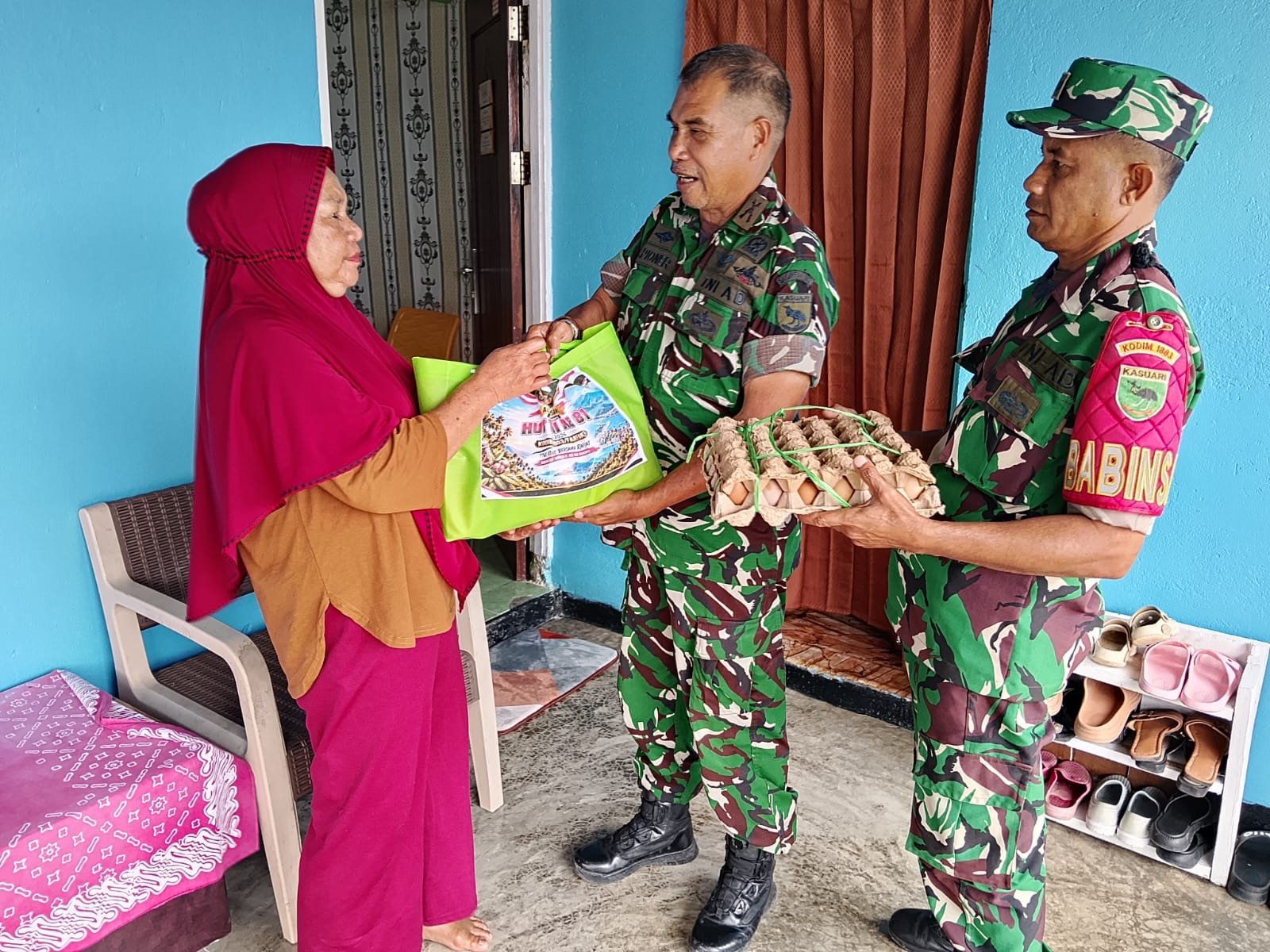 Jaga Tali Silaturahmi, Prajurit Kodim Fakfak Datangi Kediaman Veteran dan Warakawuri