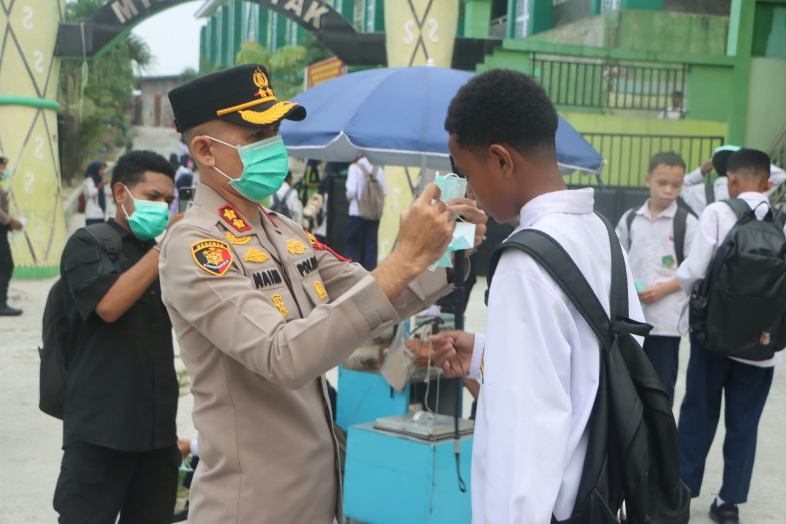 Langkah Sederhana Naim Ishak, Bagikan Masker dan Sampaikan Pesan untuk Pelajar Fakfak