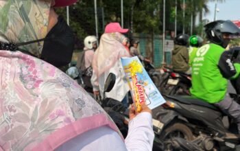 Tak Sekadar Bagi Cokelat, PLN UP3 Palembang Edukasi Warga soal Listrik Aman