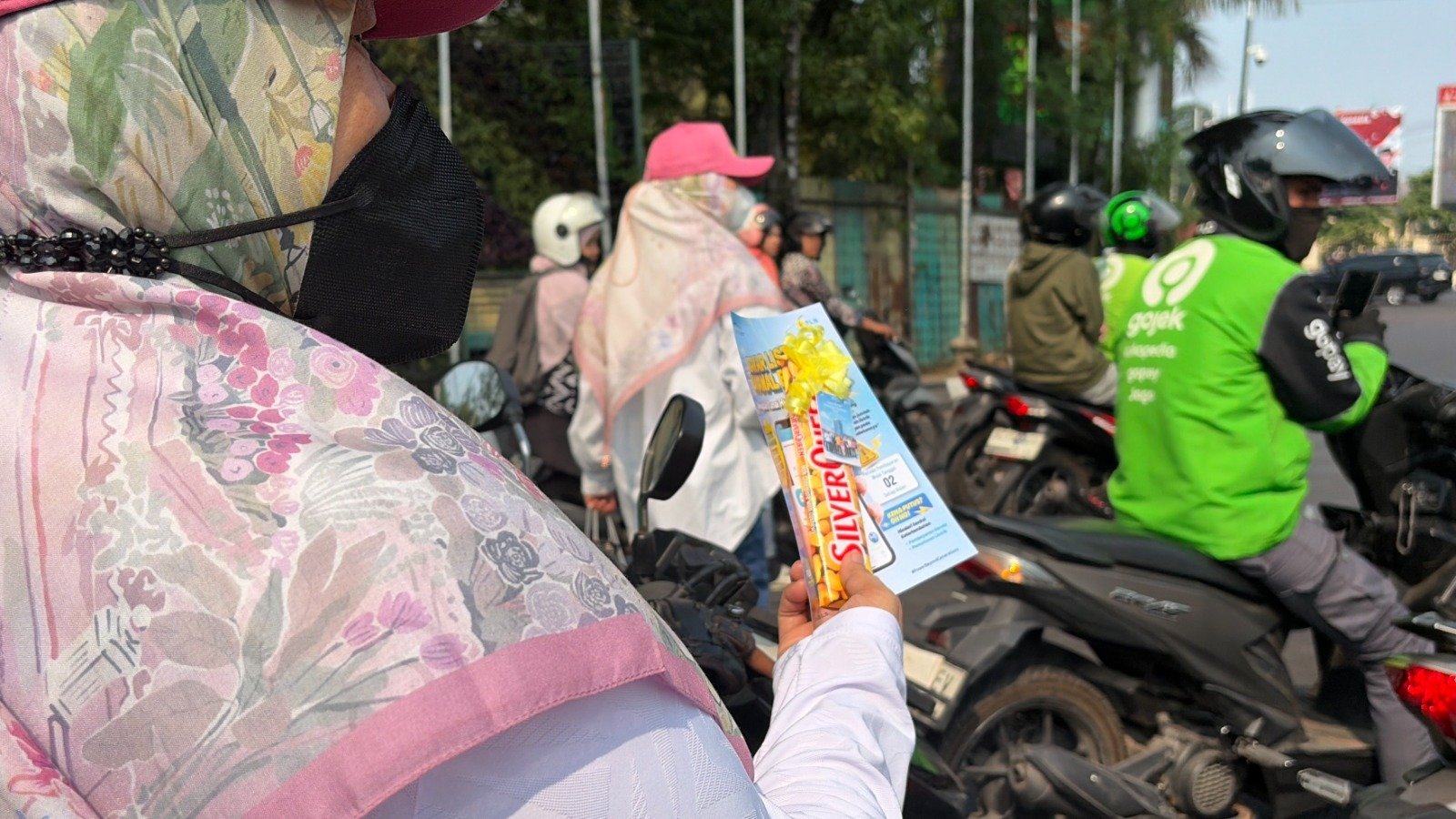 Tak Sekadar Bagi Cokelat, PLN UP3 Palembang Edukasi Warga soal Listrik Aman