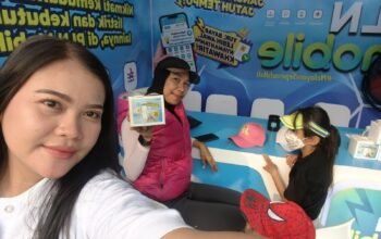 Hadir di Festival Panjat Pinang, PLN UP3 Palembang Kenalkan PLN Mobile
