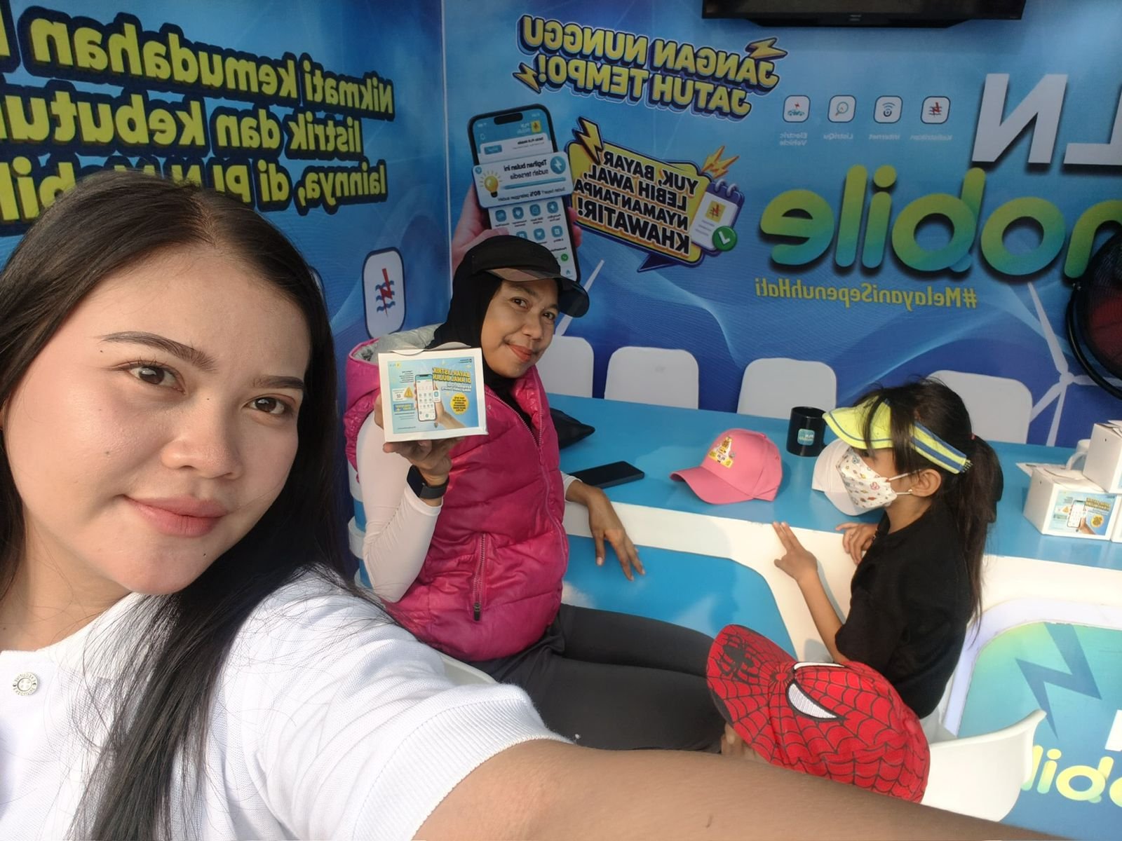 Hadir di Festival Panjat Pinang, PLN UP3 Palembang Kenalkan PLN Mobile