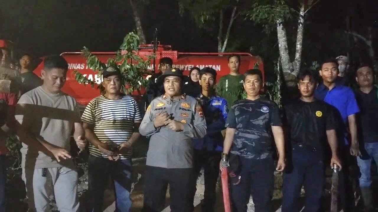 Polsek Madang Suku II Gerak Cepat Padamkan Karhutla di Kota Negara
