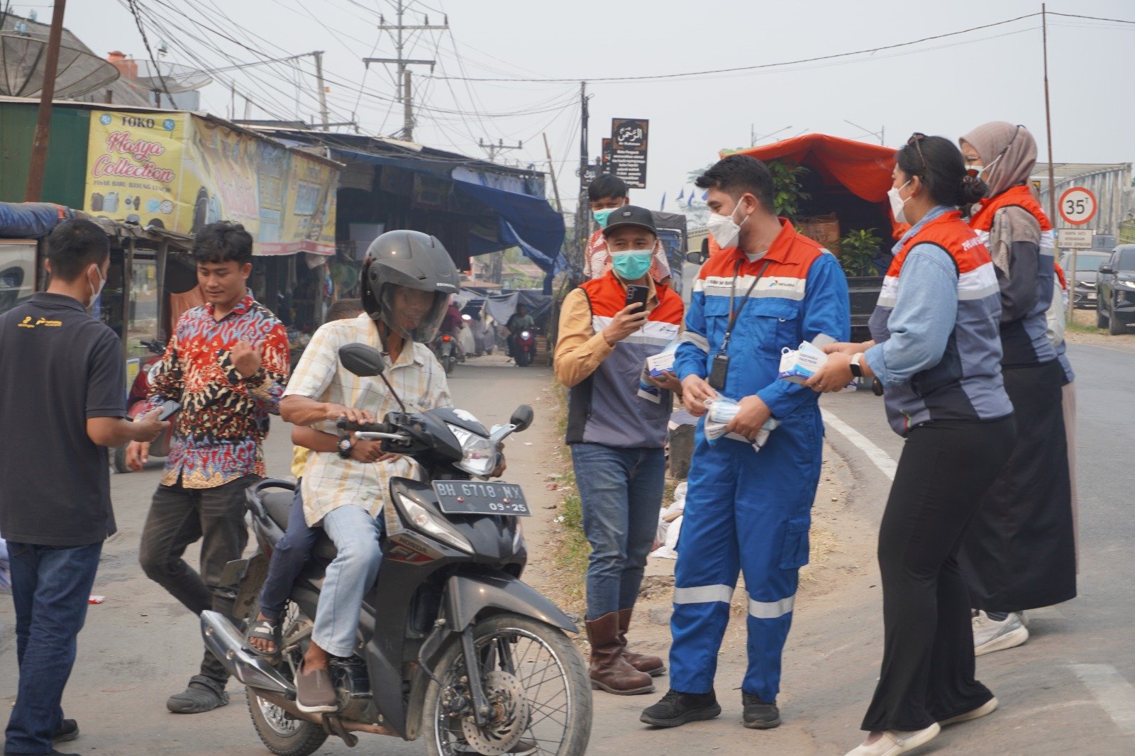 Saat Asap Karhutla Mengganggu Warga, PHE Jambi Merang Hadir Bawa Masker Gratis