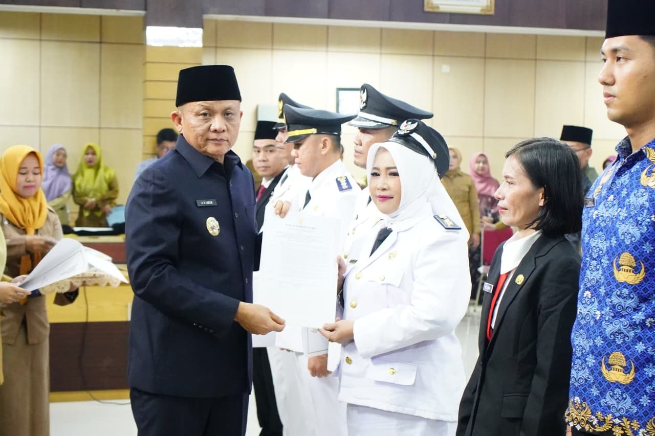 Lantik 64 Pejabat dan PNS, Bupati Enos: Pejabat Harus Jadi Pemecah Masalah