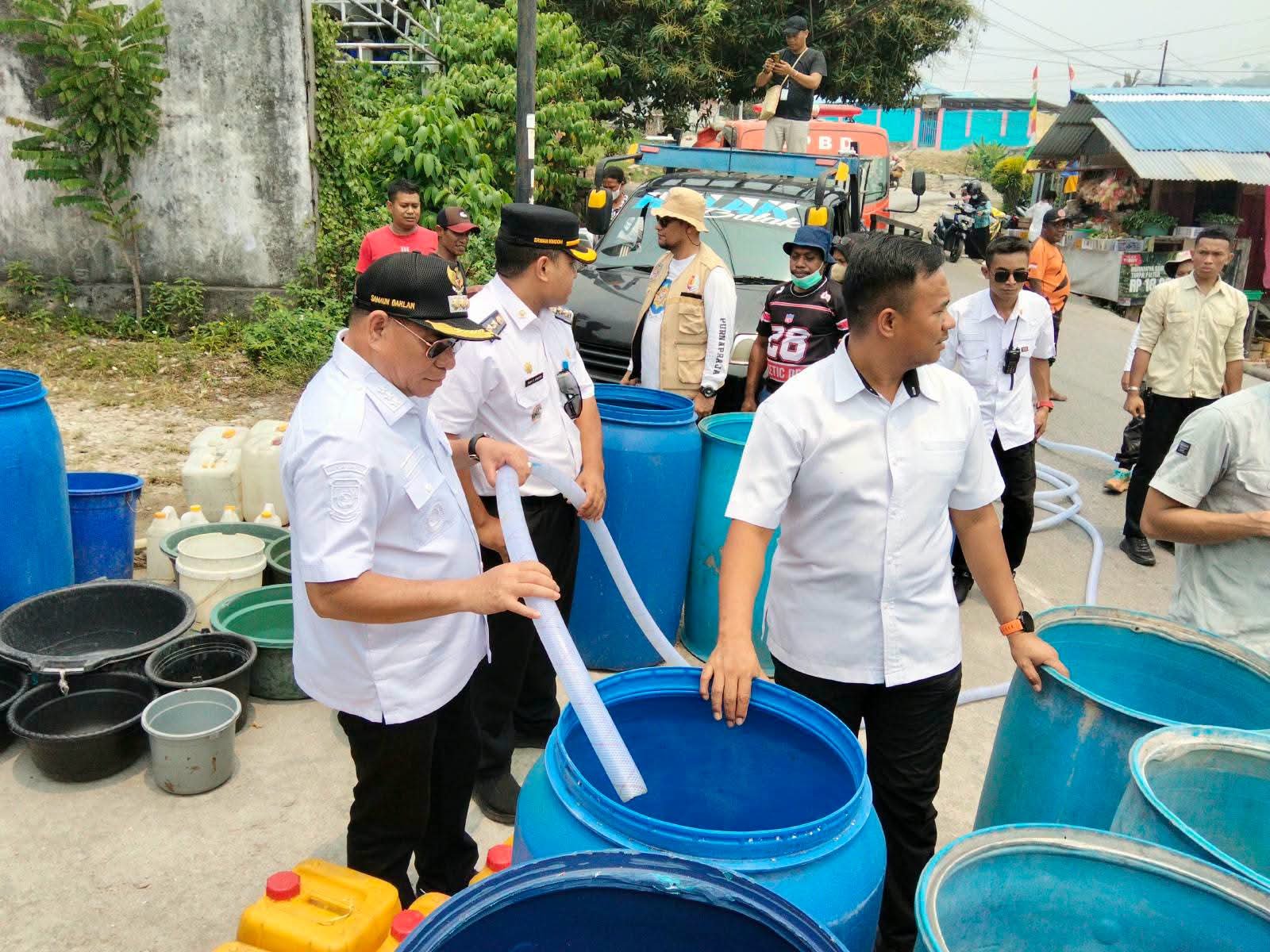 Hari Kedua Distribusi Air Bersih, Bupati Samaun Dahlan Pastikan Warga Fakfak Tetap Terlayani