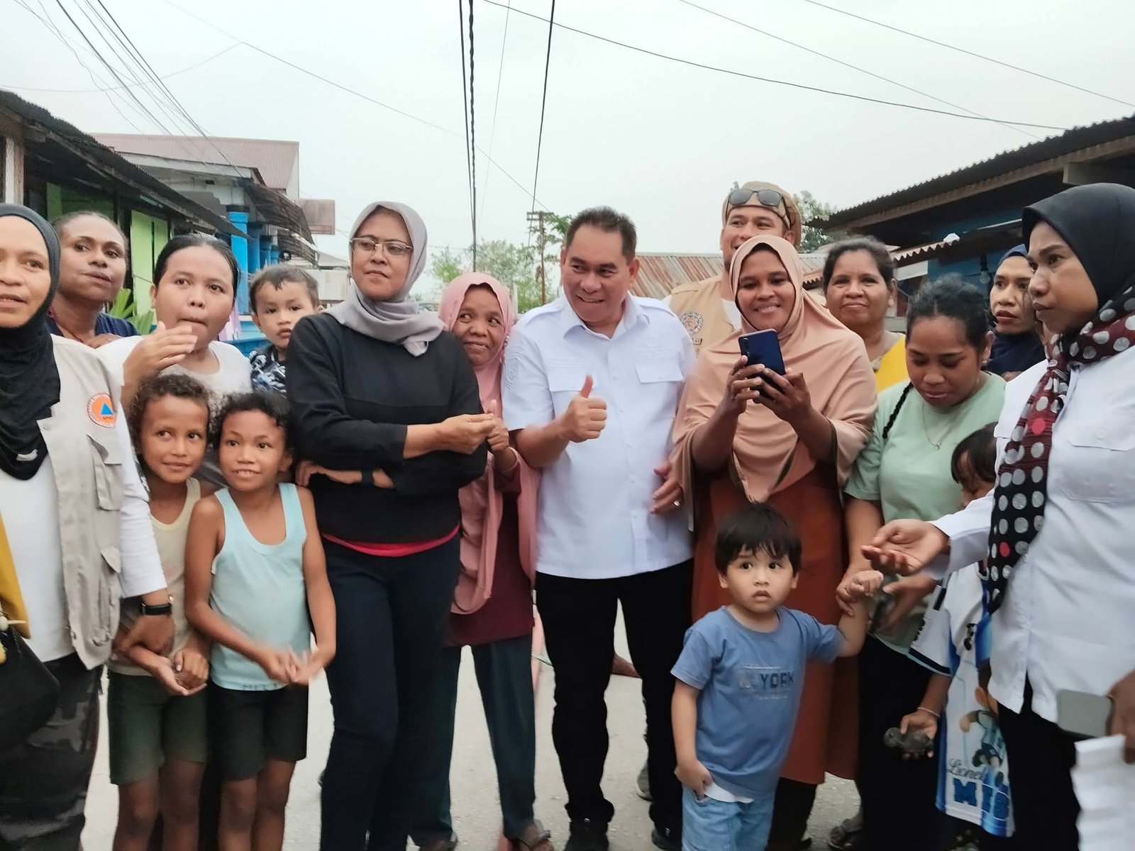 Bupati Samaun Dahlan Turun Langsung Salurkan Air Bersih, Warga RT 14 Wagom Sampaikan Apresiasi