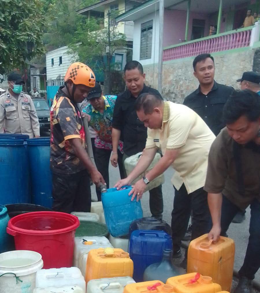 Tiga Hari Berturut-turut, Bupati Samaun Dahlan Pimpin Langsung Distribusi Air Bersih untuk Warga Fakfak