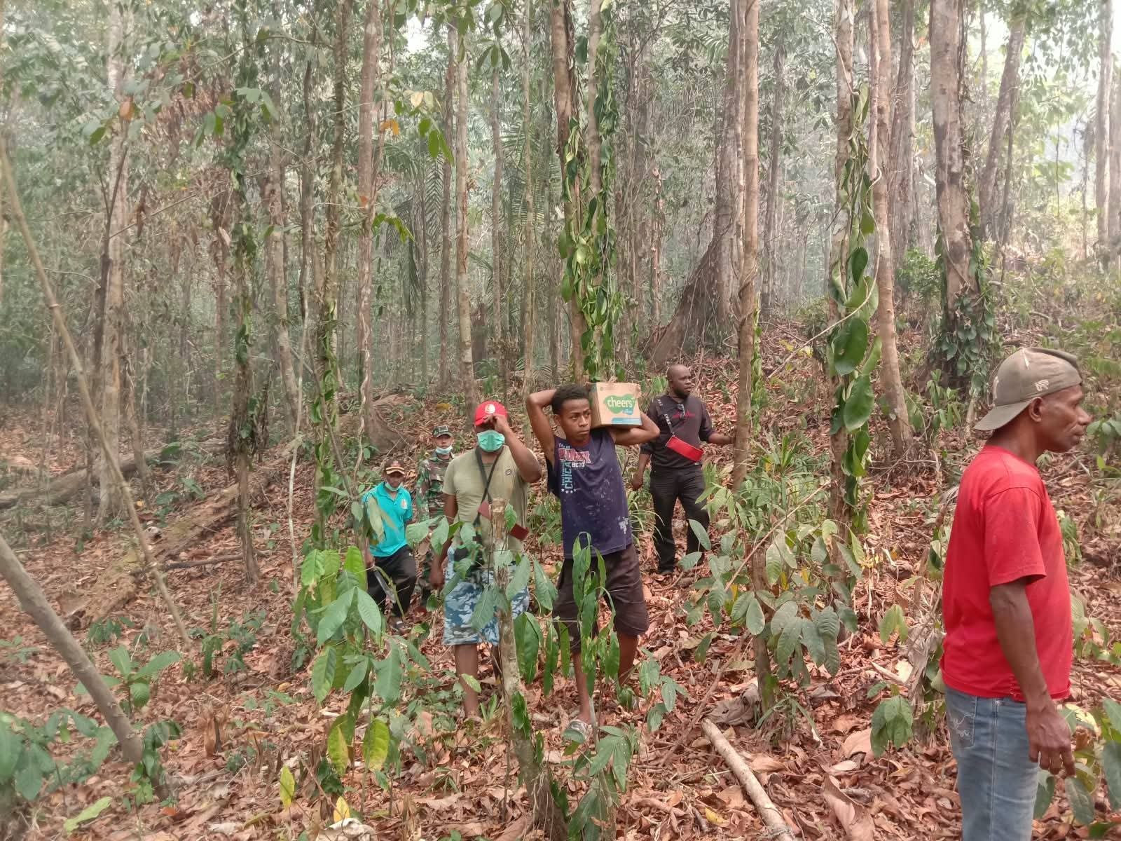 Cegah Api Meluas, Kepala Distrik Kayauni Bersama Warga dan Satgas Karhutla Buka Jalur Sekat Api