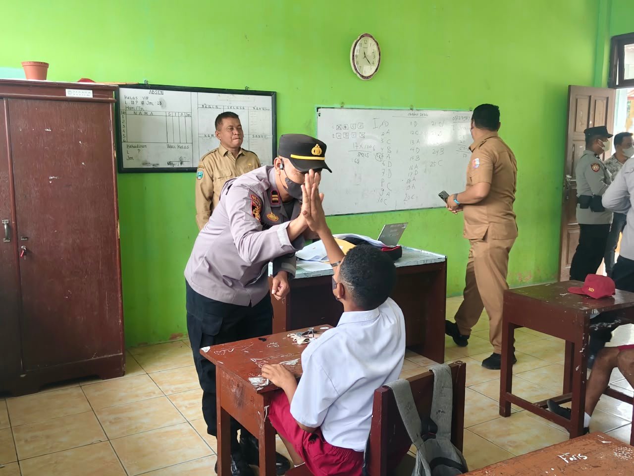 Polsek Fakfak Bagikan Masker di Tengah Kabut Asap Karhutla, Lindungi Warga dan Anak Sekolah