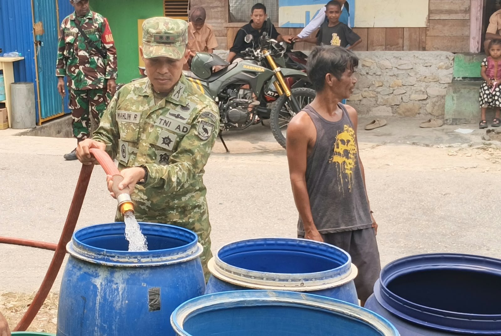 TNI Hadir di Tengah Krisis Air Bersih, Kodim 1803/Fakfak Distribusikan Bantuan ke Sejumlah Lokasi