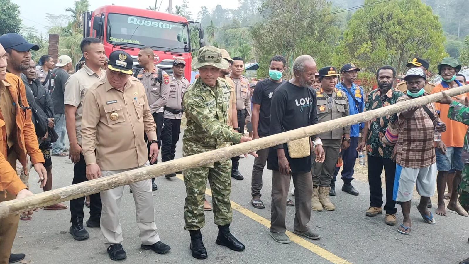 Bupati dan Dandim Turun Langsung, Palang Jalan Mambunbuni-Bomberay Akhirnya Dibuka