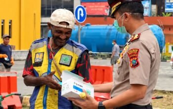 Kapolres Naim Ishak Turun ke Jalan, Atur Lalu Lintas dan Bagikan Masker di Fakfak