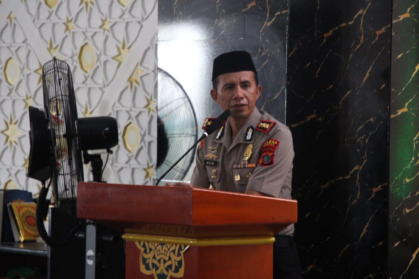 Gelar Jumat Keliling di Masjid Agung Baitul Makmur, Kapolres AKBP Naim Ishak Ajak Masyarakat Jaga Kamtibmas dan Toleransi