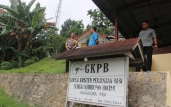 Tak Mengenal Lelah, Kapolres Fakfak Menyalurkan Air Bersih di Gereja dan Masjid