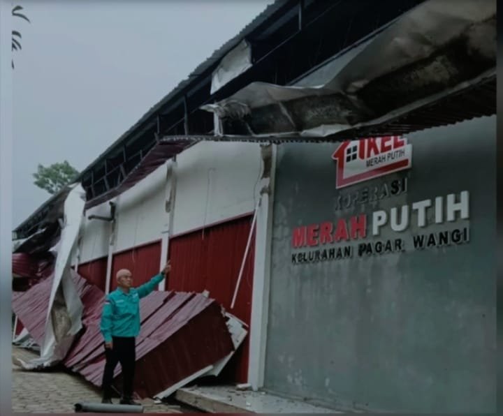 Belum Lama Rampung, Atap dan Plafon KMP Tegur Wangi Ambruk