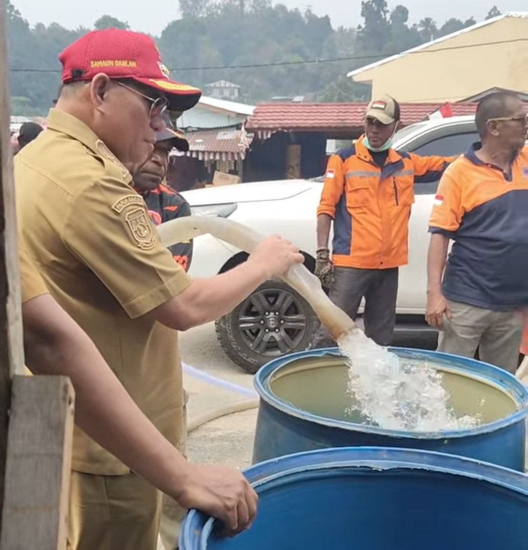 Tak Sekadar Instruksi, Bupati Samaun Dahlan Turun Langsung Distribusikan Air Bersih kepada Warga