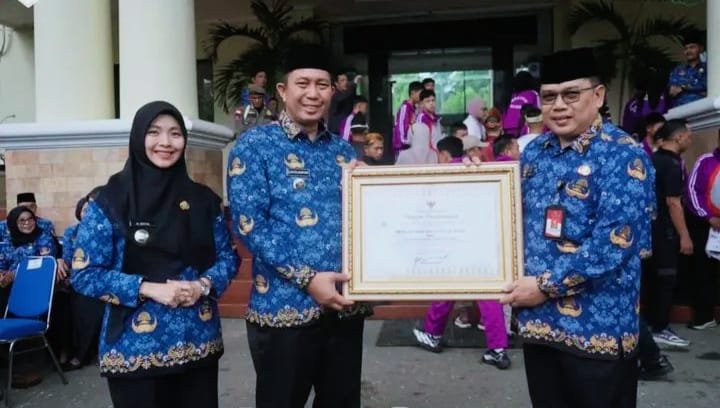 Sumpah Pemuda ke-98, Wali Kota Pagar Alam Serahkan Bonus Atlet Berprestasi