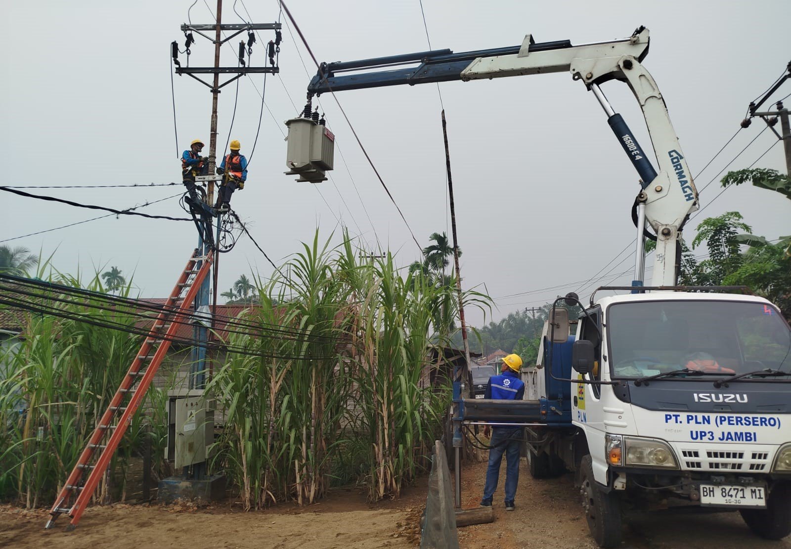 Jelang Sumpah Pemuda, PLN Rotasi Trafo untuk Jaga Keandalan Listrik di Jambi