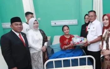 Ketua DPRD Prabumulih Jenguk Bayi yang Lahir di Momen HUT RI
